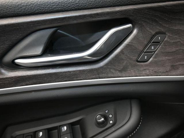Photo of 2025 Bright White Clearcoat Jeep Grand Cherokee L