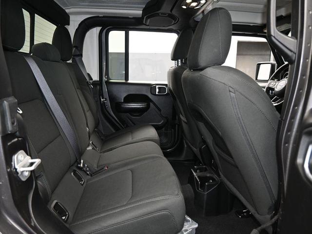 Photo of 2021 Granite Crystal Clearcoat Metallic Jeep Gladiator