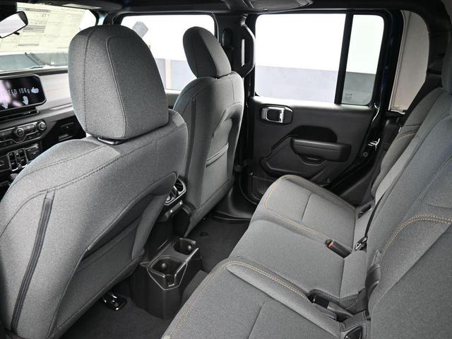Photo of 2025 Black Clearcoat Jeep Gladiator