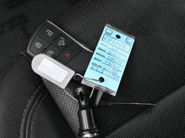 Photo of 2024 Summit White GMC Sierra 1500