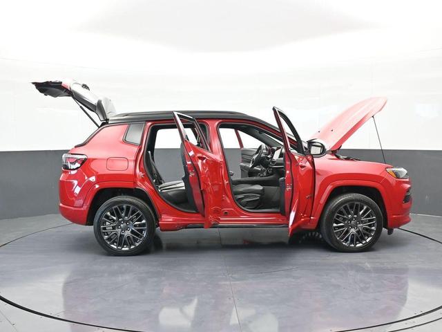 Photo of 2023 Redline Pearlcoat Jeep Compass