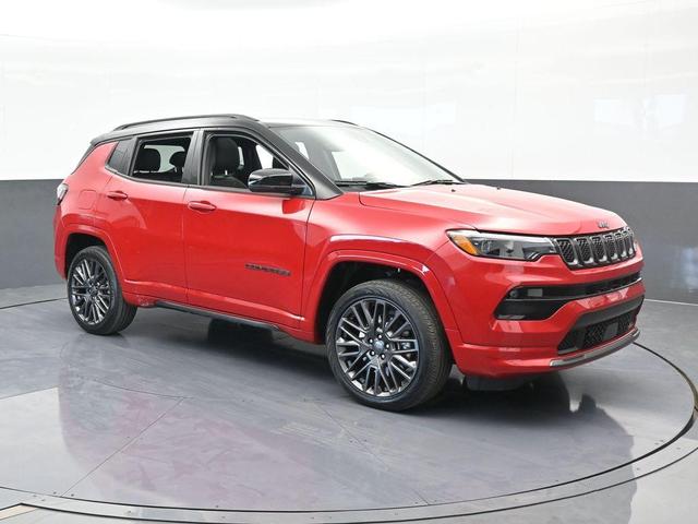Photo of 2023 Redline Pearlcoat Jeep Compass