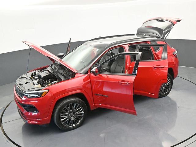 Photo of 2023 Redline Pearlcoat Jeep Compass