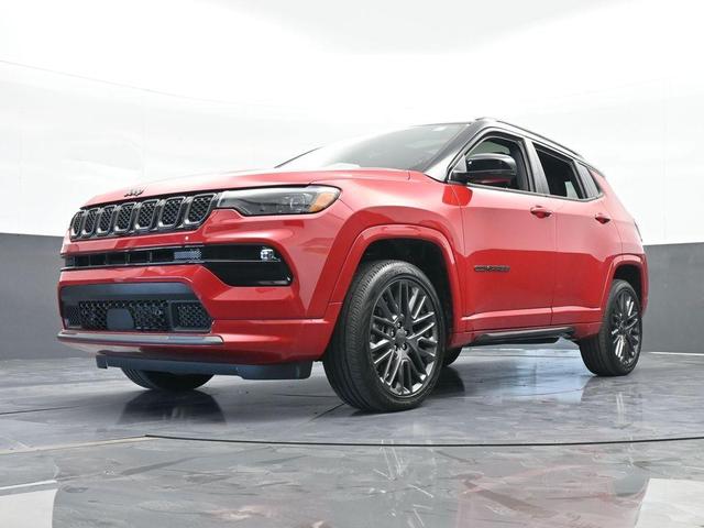 Photo of 2023 Redline Pearlcoat Jeep Compass