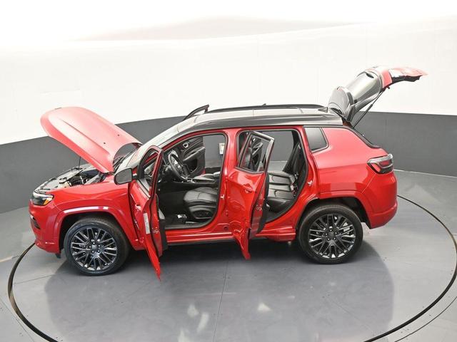 Photo of 2023 Redline Pearlcoat Jeep Compass