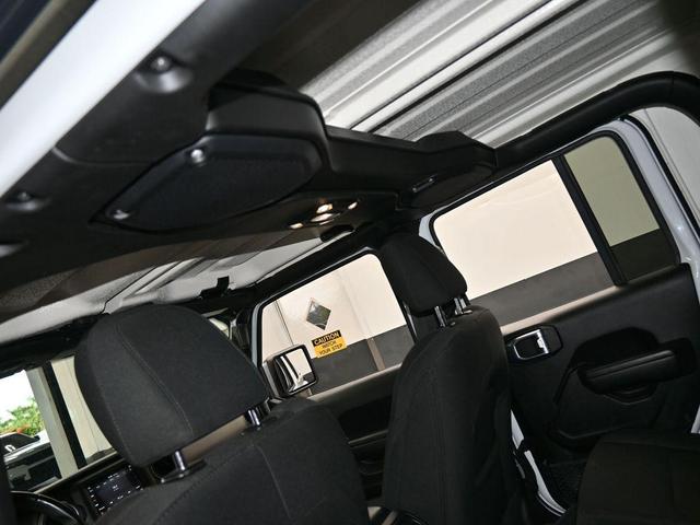 Photo of 2021 Bright White Clearcoat Jeep Gladiator
