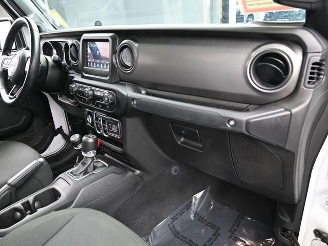Photo of 2021 Bright White Clearcoat Jeep Gladiator
