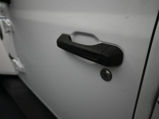 Photo of 2021 Bright White Clearcoat Jeep Gladiator