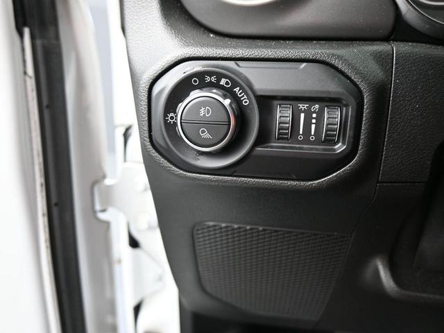 Photo of 2021 Bright White Clearcoat Jeep Gladiator