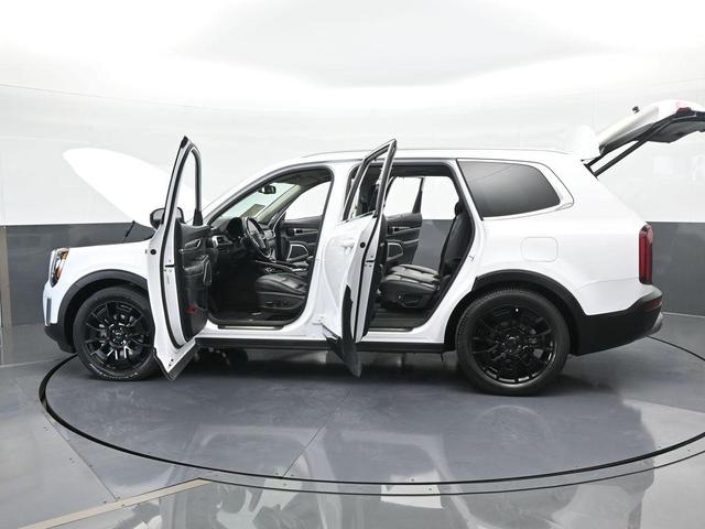 Photo of 2022 Glacial White Pearl Kia Telluride