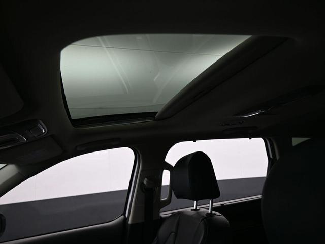 Photo of 2022 Glacial White Pearl Kia Telluride