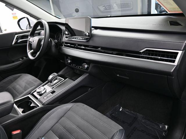 Photo of 2023 White Diamond Mitsubishi Outlander
