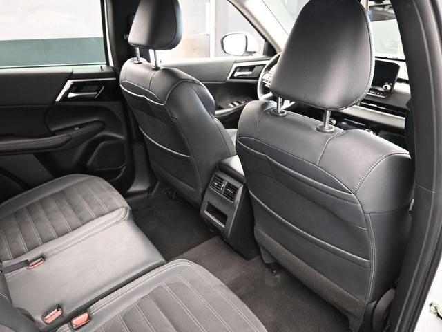 Photo of 2023 White Diamond Mitsubishi Outlander