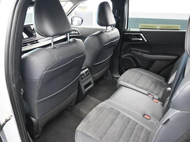 Photo of 2023 White Diamond Mitsubishi Outlander