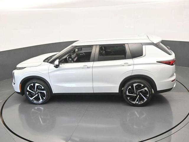 Photo of 2023 White Diamond Mitsubishi Outlander