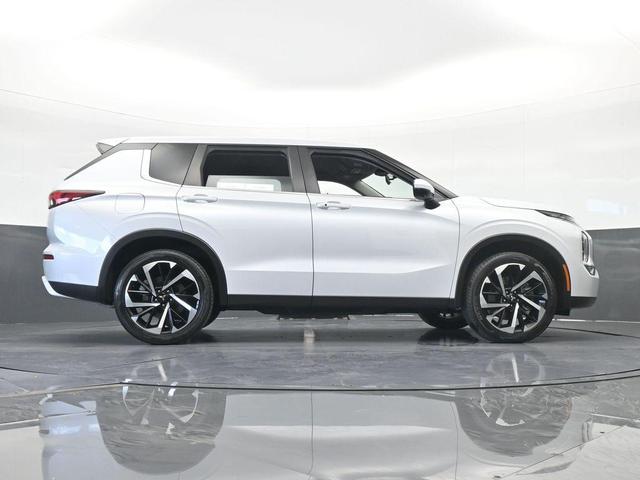 Photo of 2023 White Diamond Mitsubishi Outlander