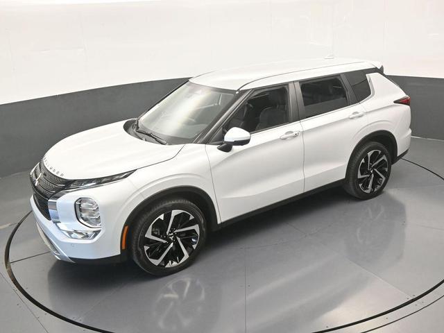 Photo of 2023 White Diamond Mitsubishi Outlander