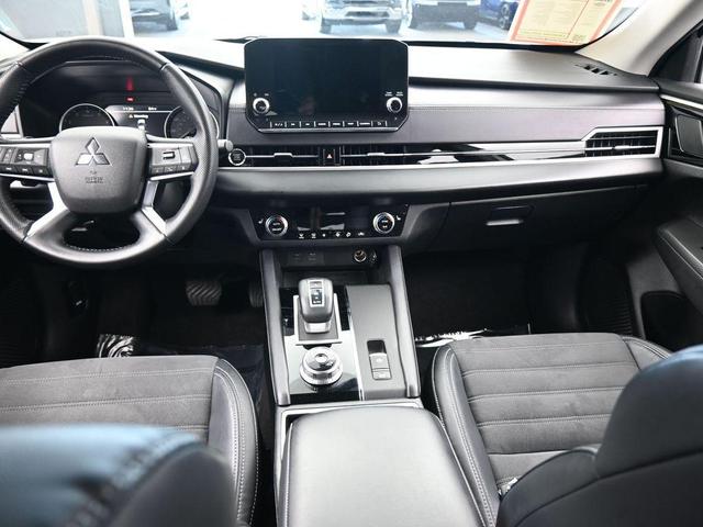 Photo of 2023 White Diamond Mitsubishi Outlander