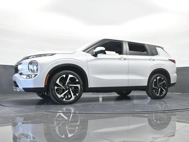 Photo of 2023 White Diamond Mitsubishi Outlander