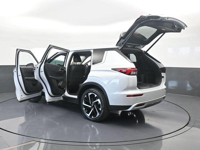 Photo of 2023 White Diamond Mitsubishi Outlander