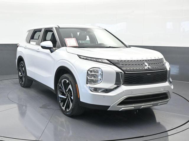 Photo of 2023 White Diamond Mitsubishi Outlander