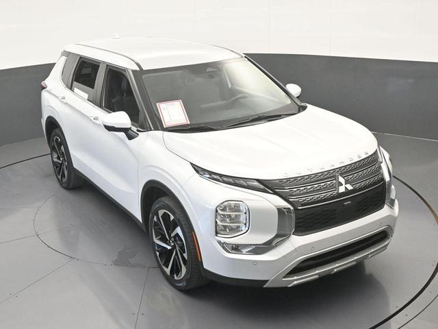 Photo of 2023 White Diamond Mitsubishi Outlander