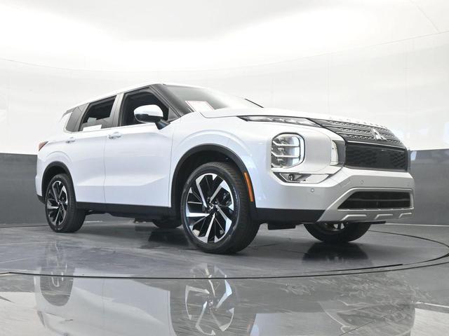 Photo of 2023 White Diamond Mitsubishi Outlander