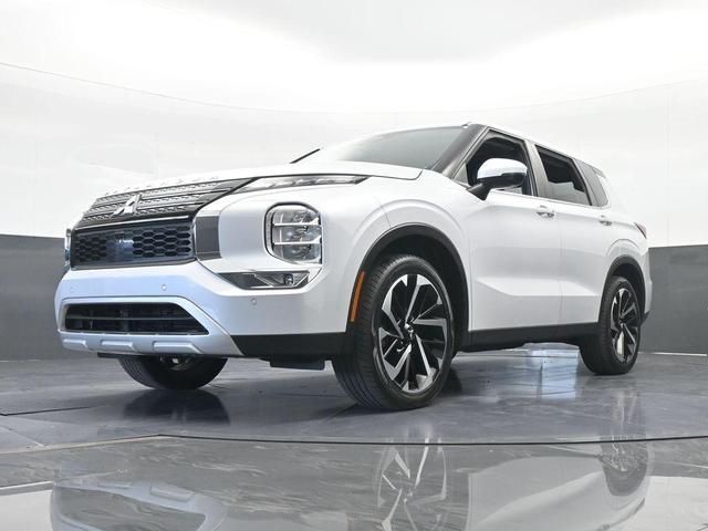 Photo of 2023 White Diamond Mitsubishi Outlander