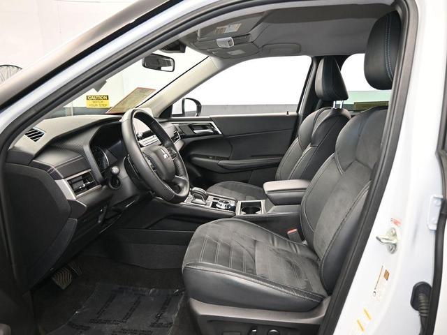 Photo of 2023 White Diamond Mitsubishi Outlander