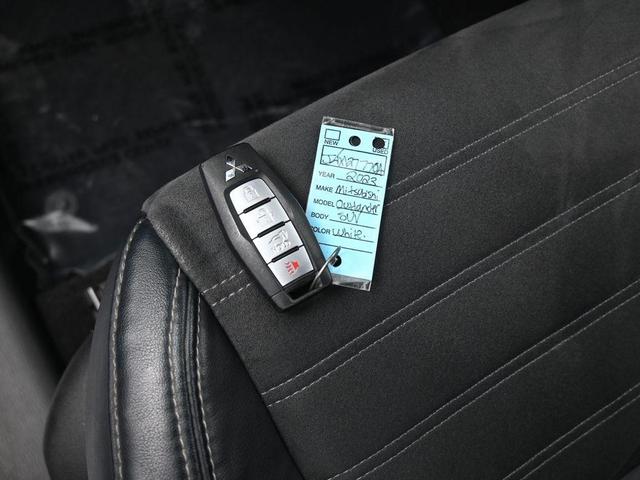 Photo of 2023 White Diamond Mitsubishi Outlander