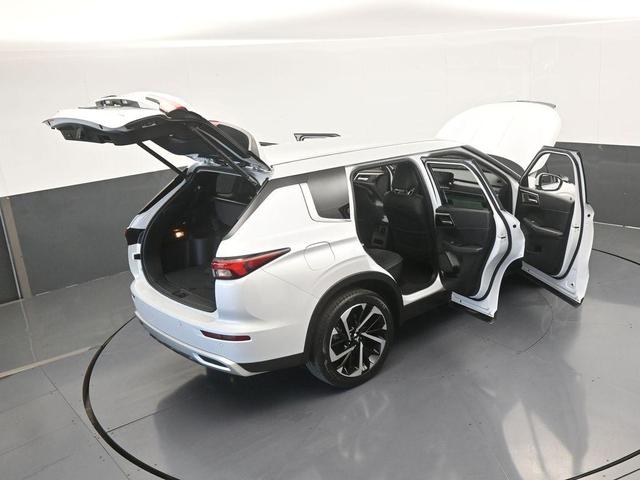 Photo of 2023 White Diamond Mitsubishi Outlander