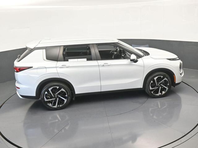 Photo of 2023 White Diamond Mitsubishi Outlander