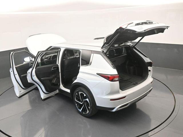 Photo of 2023 White Diamond Mitsubishi Outlander