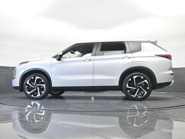 Photo of 2023 White Diamond Mitsubishi Outlander