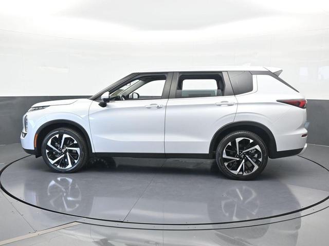 Photo of 2023 White Diamond Mitsubishi Outlander
