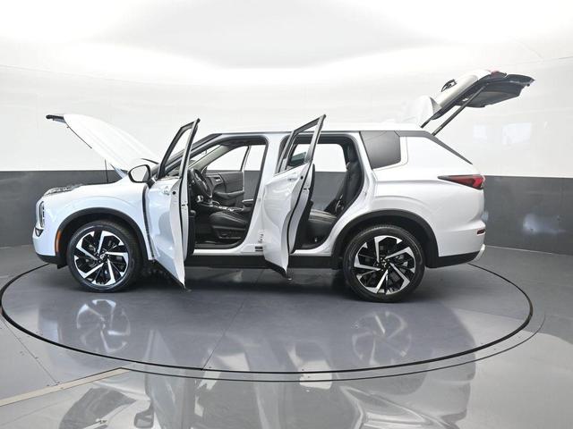 Photo of 2023 White Diamond Mitsubishi Outlander