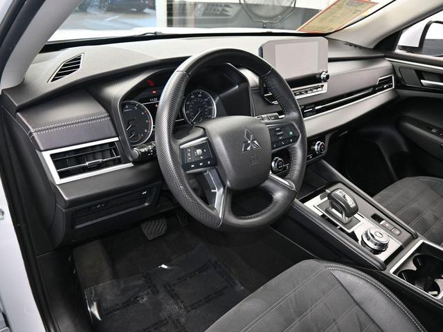 Photo of 2023 White Diamond Mitsubishi Outlander