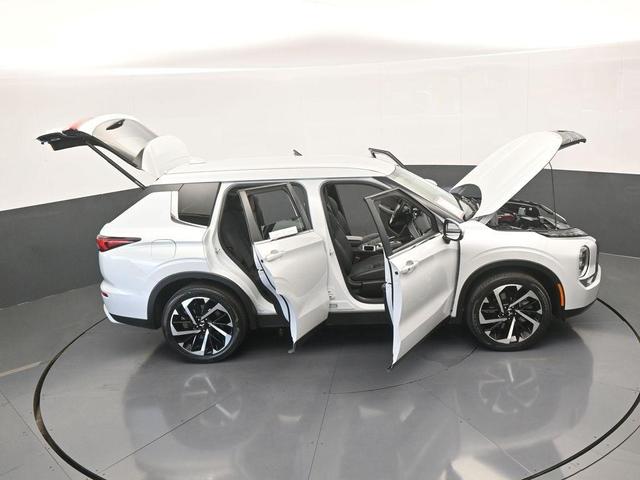 Photo of 2023 White Diamond Mitsubishi Outlander
