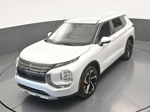 Photo of 2023 White Diamond Mitsubishi Outlander