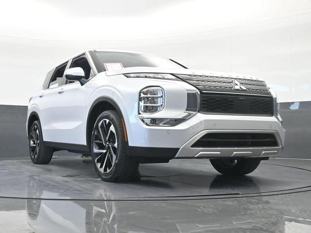 Photo of 2023 White Diamond Mitsubishi Outlander