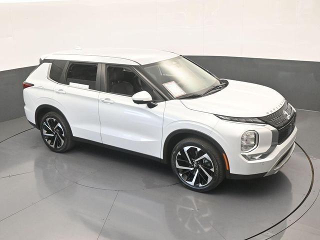 Photo of 2023 White Diamond Mitsubishi Outlander