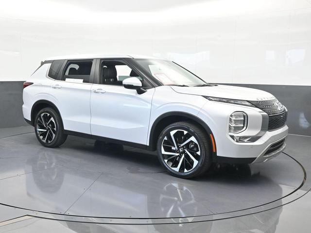 Photo of 2023 White Diamond Mitsubishi Outlander