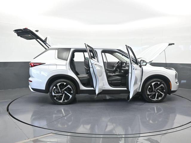 Photo of 2023 White Diamond Mitsubishi Outlander