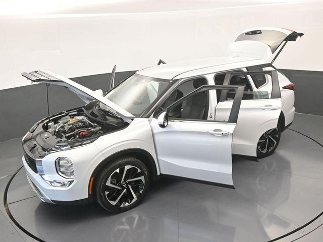 Photo of 2023 White Diamond Mitsubishi Outlander