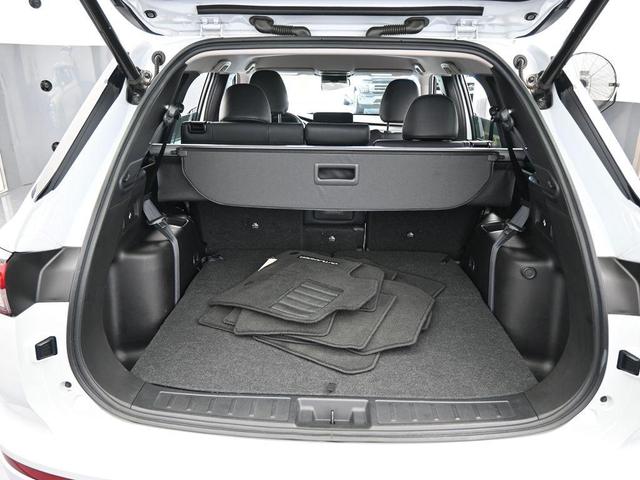 Photo of 2023 White Diamond Mitsubishi Outlander