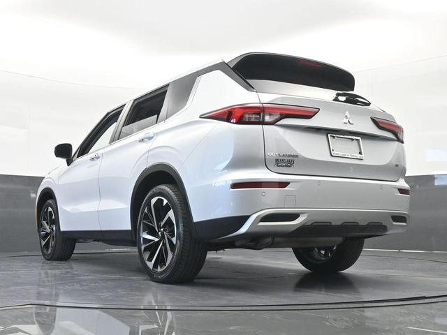 Photo of 2023 White Diamond Mitsubishi Outlander