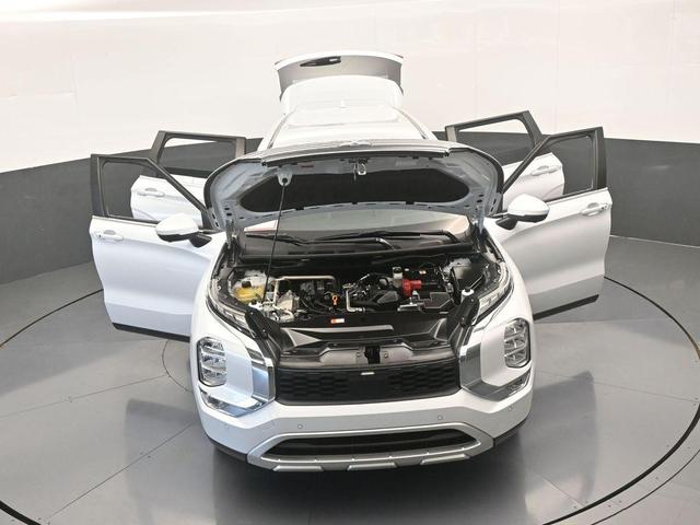 Photo of 2023 White Diamond Mitsubishi Outlander