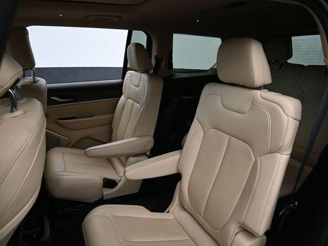 Photo of 2021 Diamond Black Jeep Grand Cherokee L