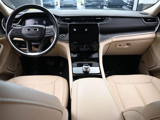 Photo of 2021 Diamond Black Jeep Grand Cherokee L
