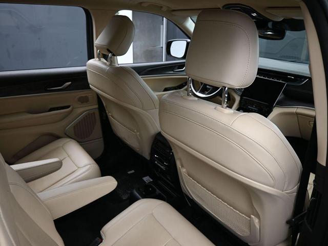 Photo of 2021 Diamond Black Jeep Grand Cherokee L